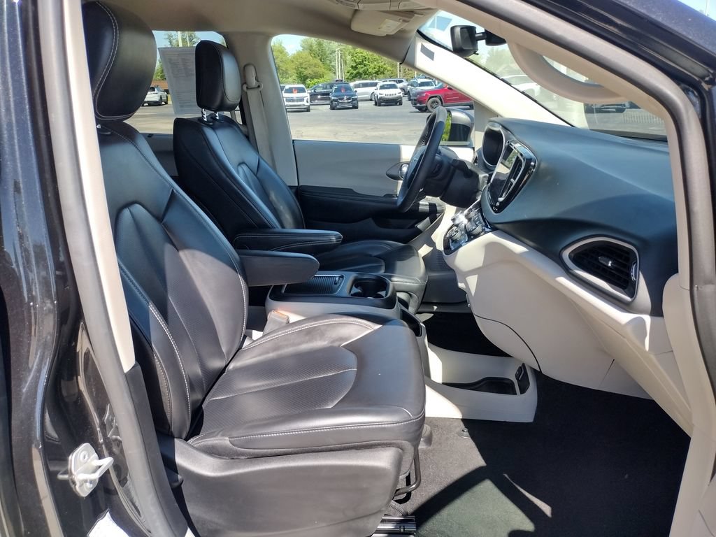 Used 2023 Chrysler Pacifica Touring-L FWD image 11