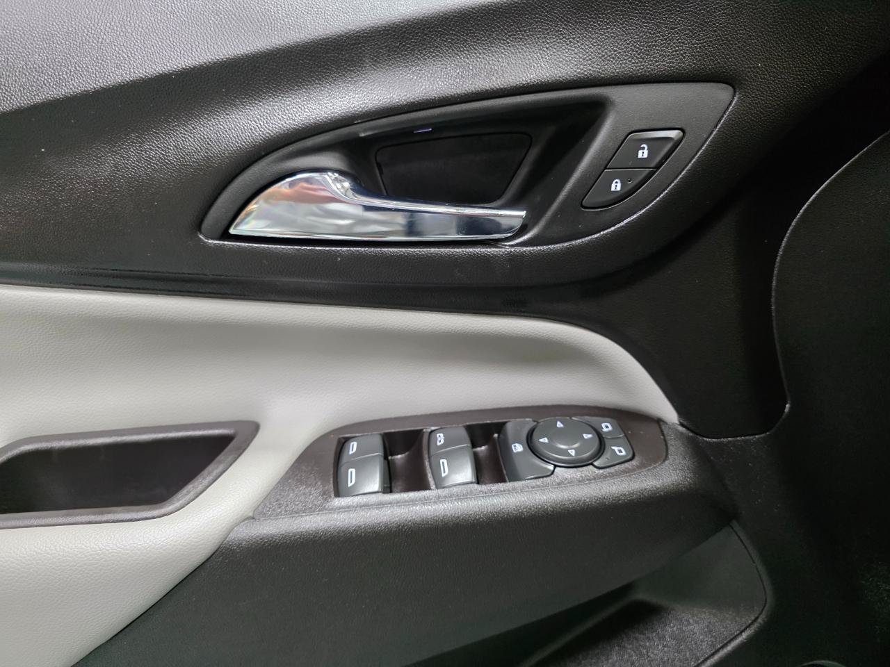 Used 2022 Chevrolet Equinox LS FWD image 18