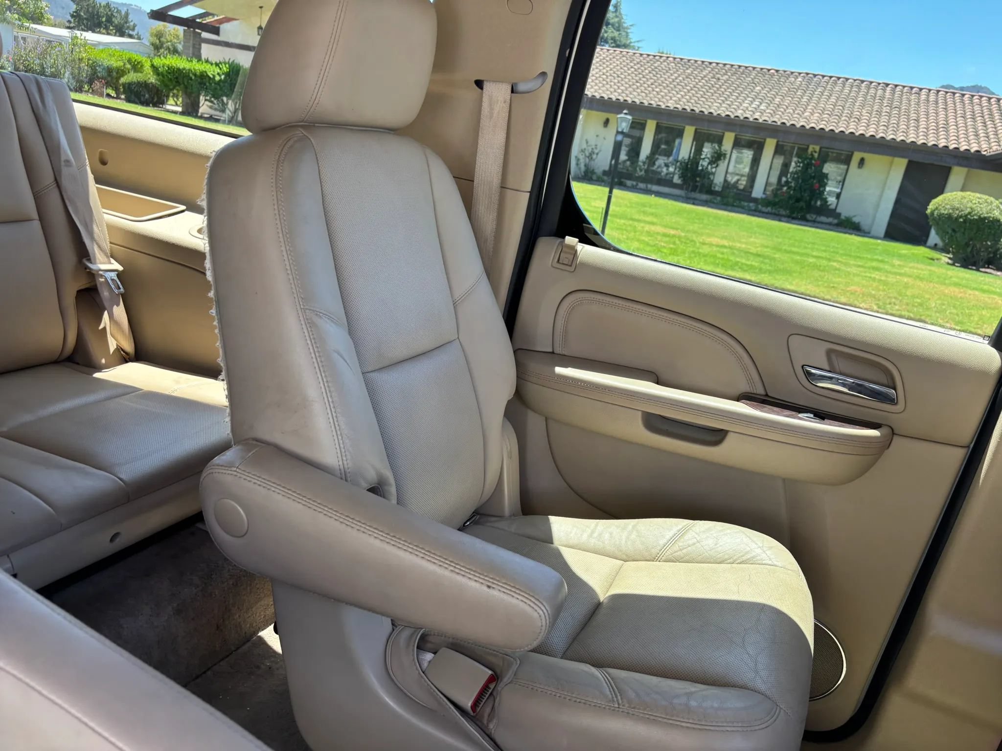 Used 2012 Cadillac Escalade ESV Luxury AWD/4WD image 14