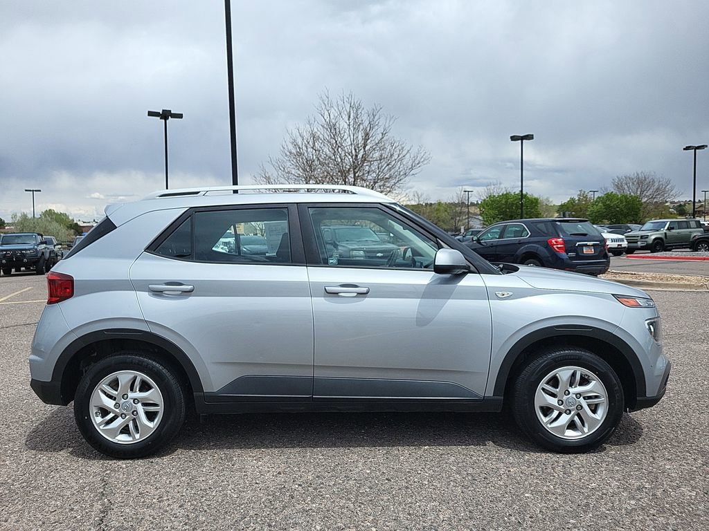 Used 2020 Hyundai Venue SEL FWD image 3
