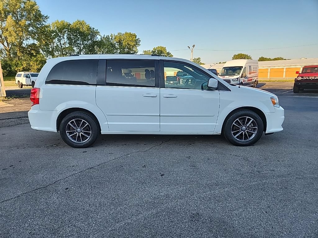 Used 2017 Dodge Grand Caravan SXT FWD image 4