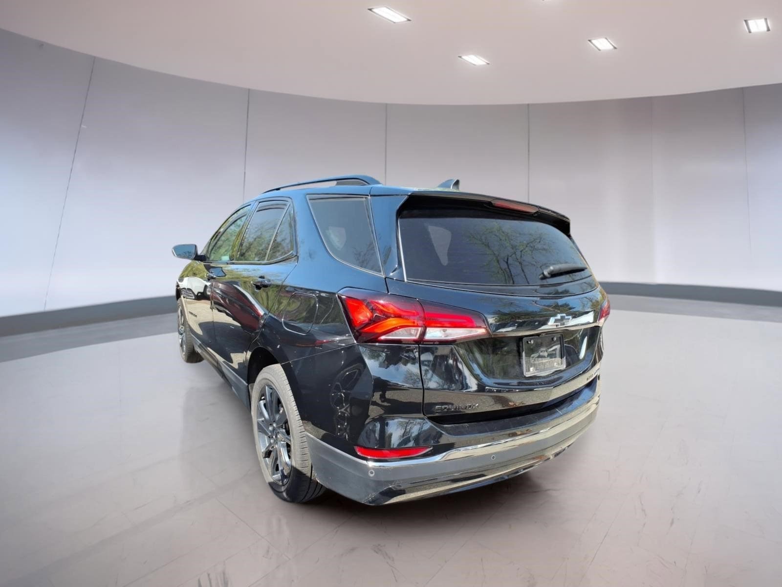 Used 2023 Chevrolet Equinox RS AWD/4WD image 3
