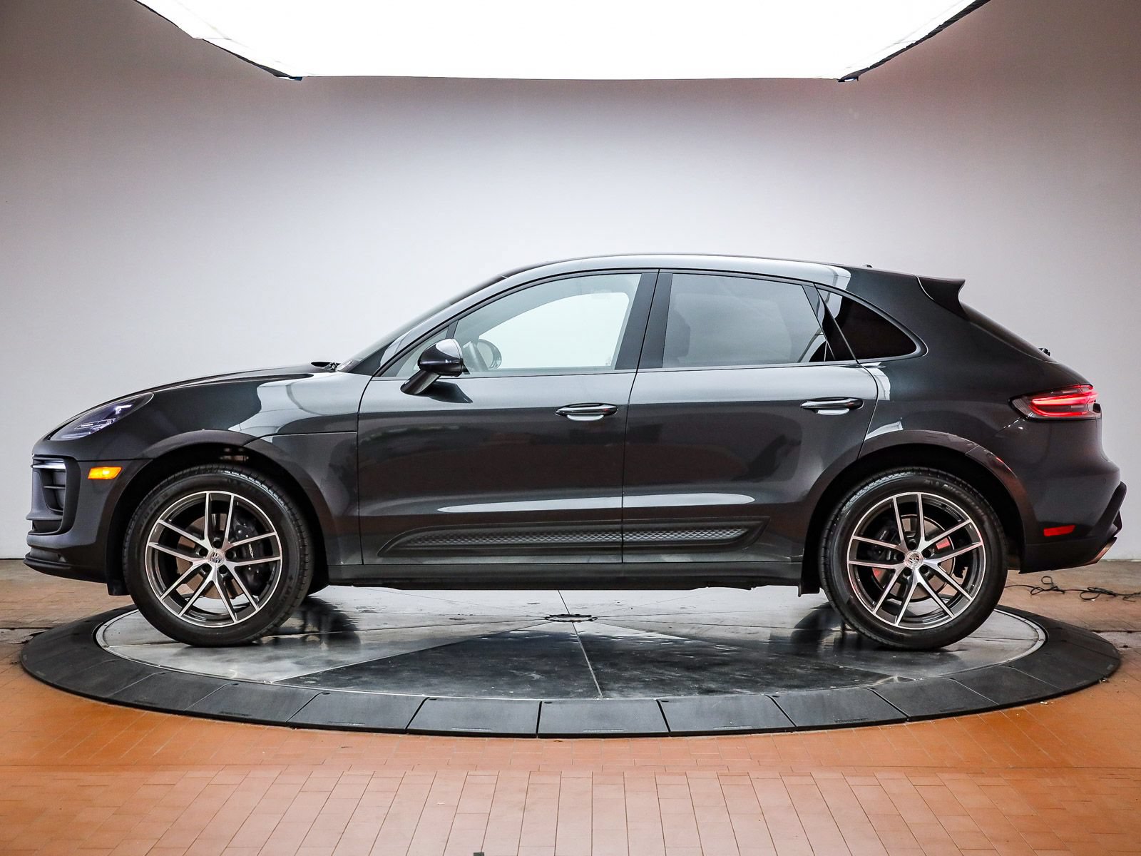 Certified 2025 Porsche Macan AWD/4WD image 2