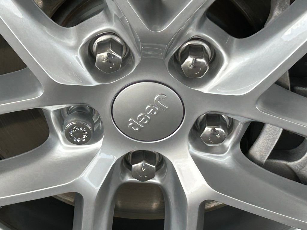 Used 2025 Jeep Grand Cherokee L Laredo image 29