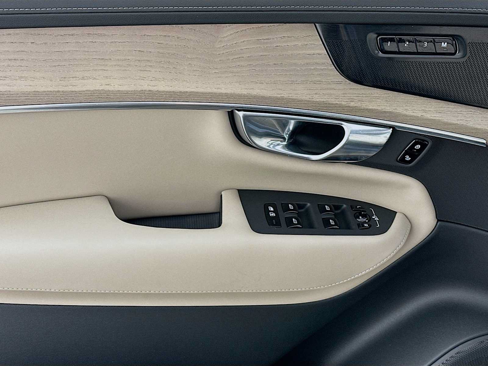 New 2026 Volvo XC90 B6 Plus w/ Protection Package Premier AWD/4WD image 16