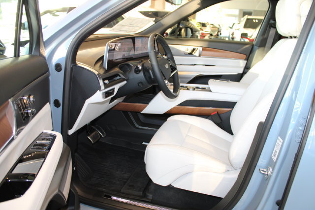 New 2027 Cadillac Vistiq Premium Luxury w/ LPO, Floor Liner Package AWD/4WD image 7