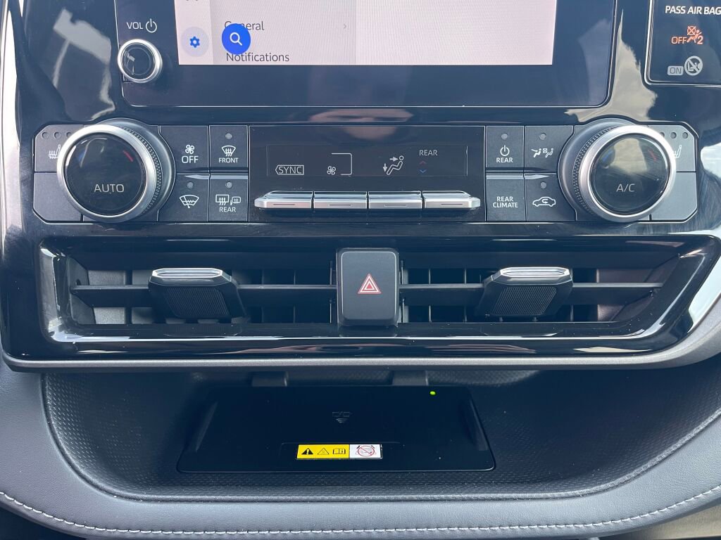 Used 2023 Toyota Highlander XLE image 14