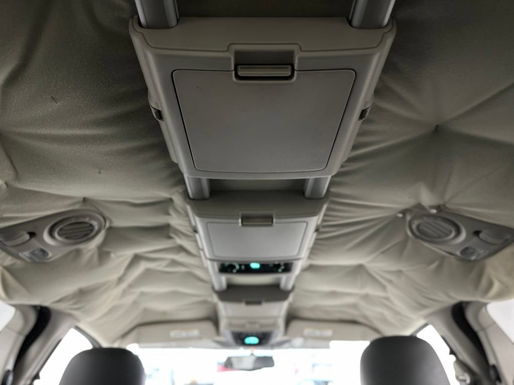 Used 2005 Chrysler Town & Country Limited FWD image 22