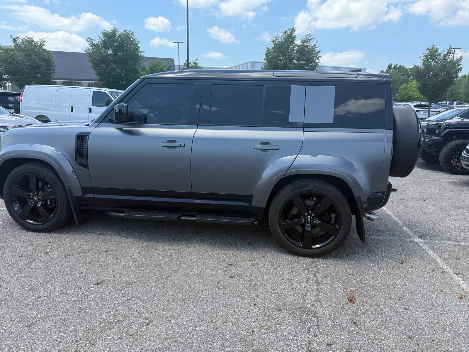 Used 2025 Land Rover Defender 110 X-Dynamic SE AWD/4WD image 8
