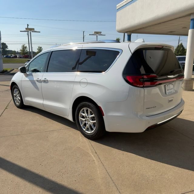 Used 2021 Chrysler Pacifica Touring-L w/ Uconnect Theater Family Group FWD image 3