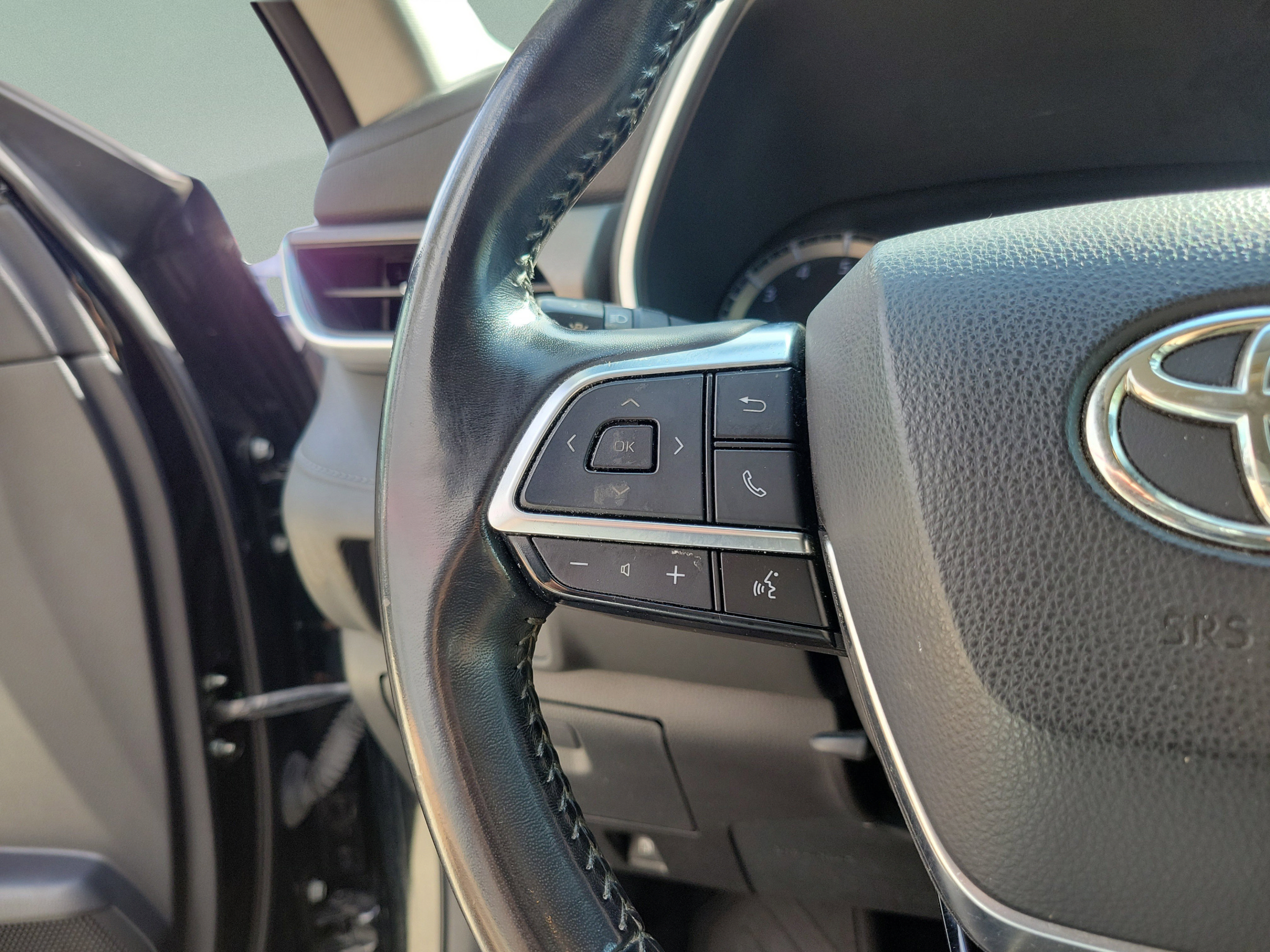 Used 2021 Toyota Highlander XLE AWD/4WD image 23