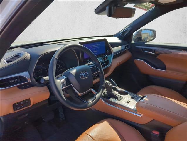 Used 2025 Toyota Highlander Platinum image 11