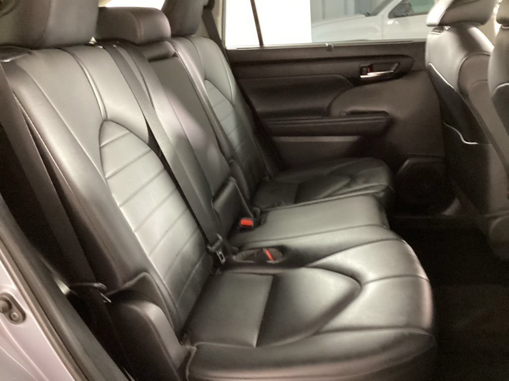 Used 2021 Toyota Highlander XLE AWD/4WD image 19