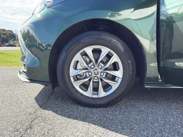 Used 2025 Toyota Sienna XLE FWD image 25