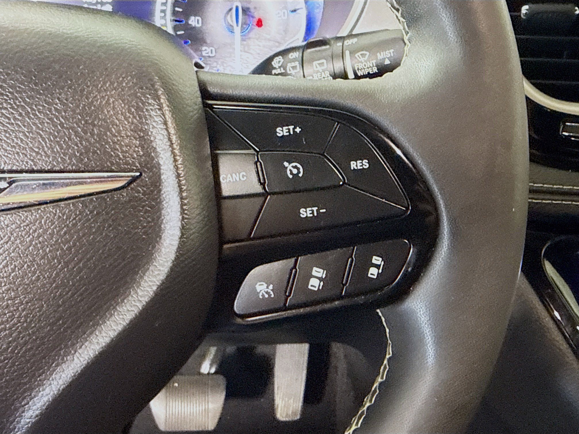 Used 2023 Chrysler Pacifica Touring FWD image 15
