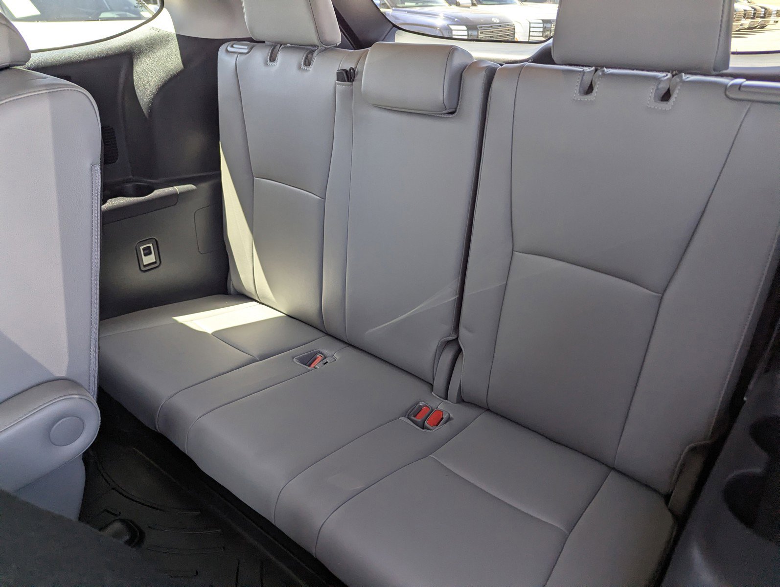 Used 2024 Toyota Highlander Limited FWD image 9
