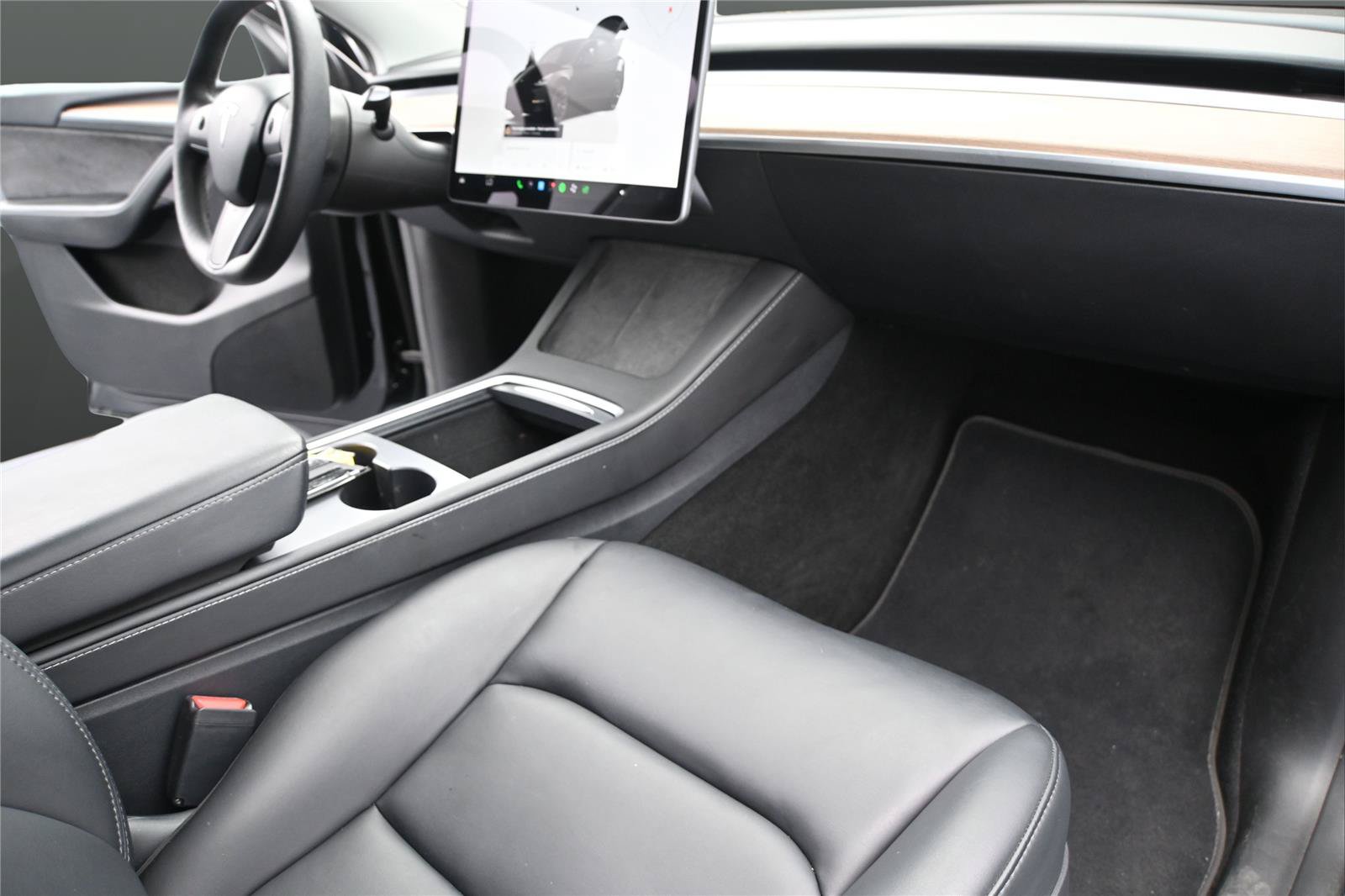 Used 2024 Tesla Model Y 2WD image 16