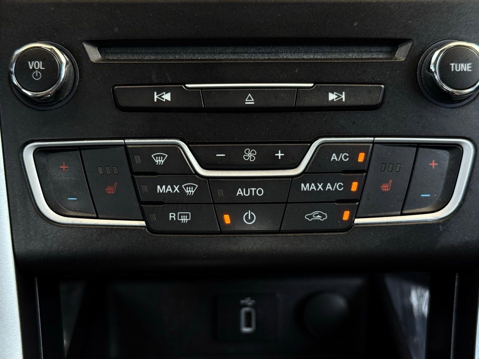 Used 2018 Ford Fusion SE w/ Equipment Group 602A FWD image 39