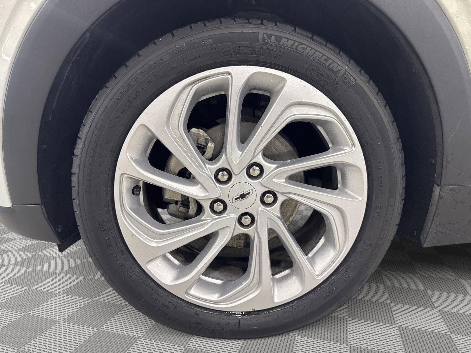 Used 2023 Chevrolet Bolt EUV LT FWD image 4