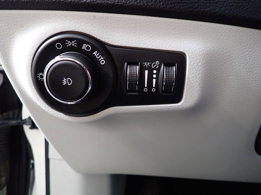 Used 2017 Jeep Compass Latitude w/ Popular Equipment Group AWD/4WD image 23