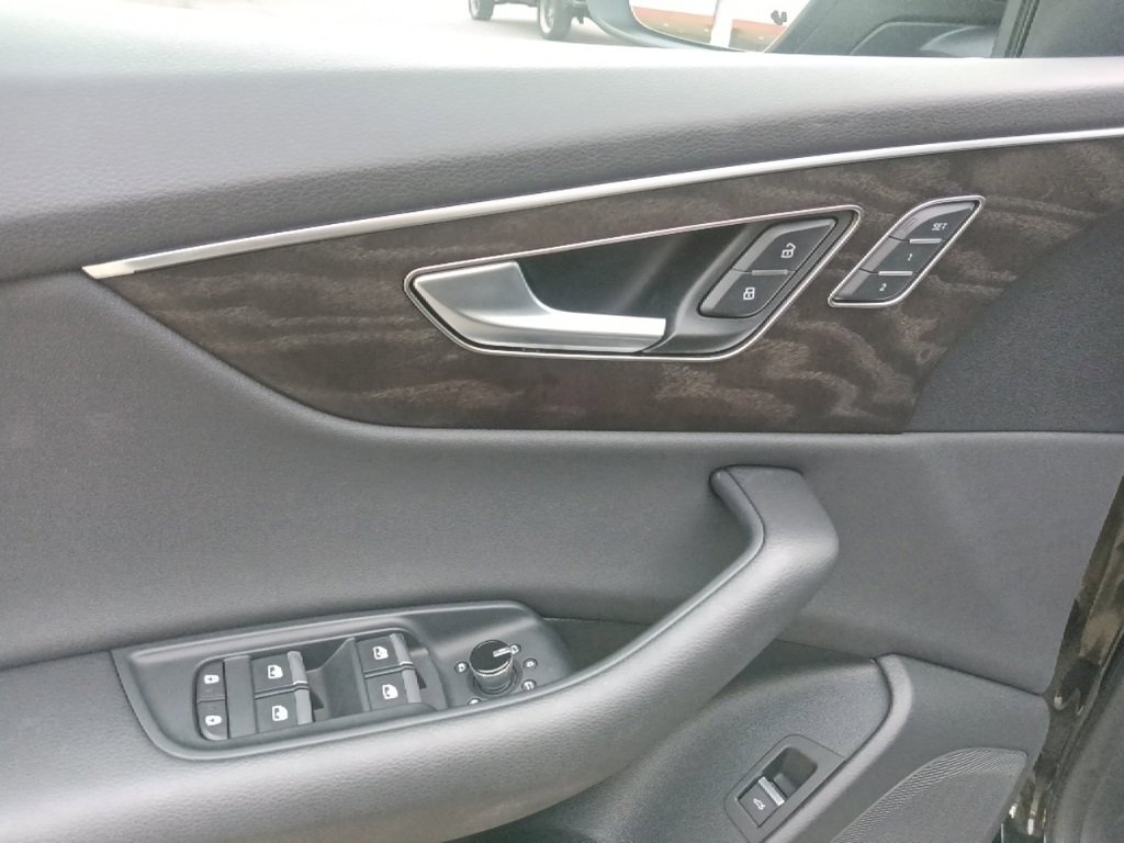 Used 2023 Audi Q8 Premium image 12