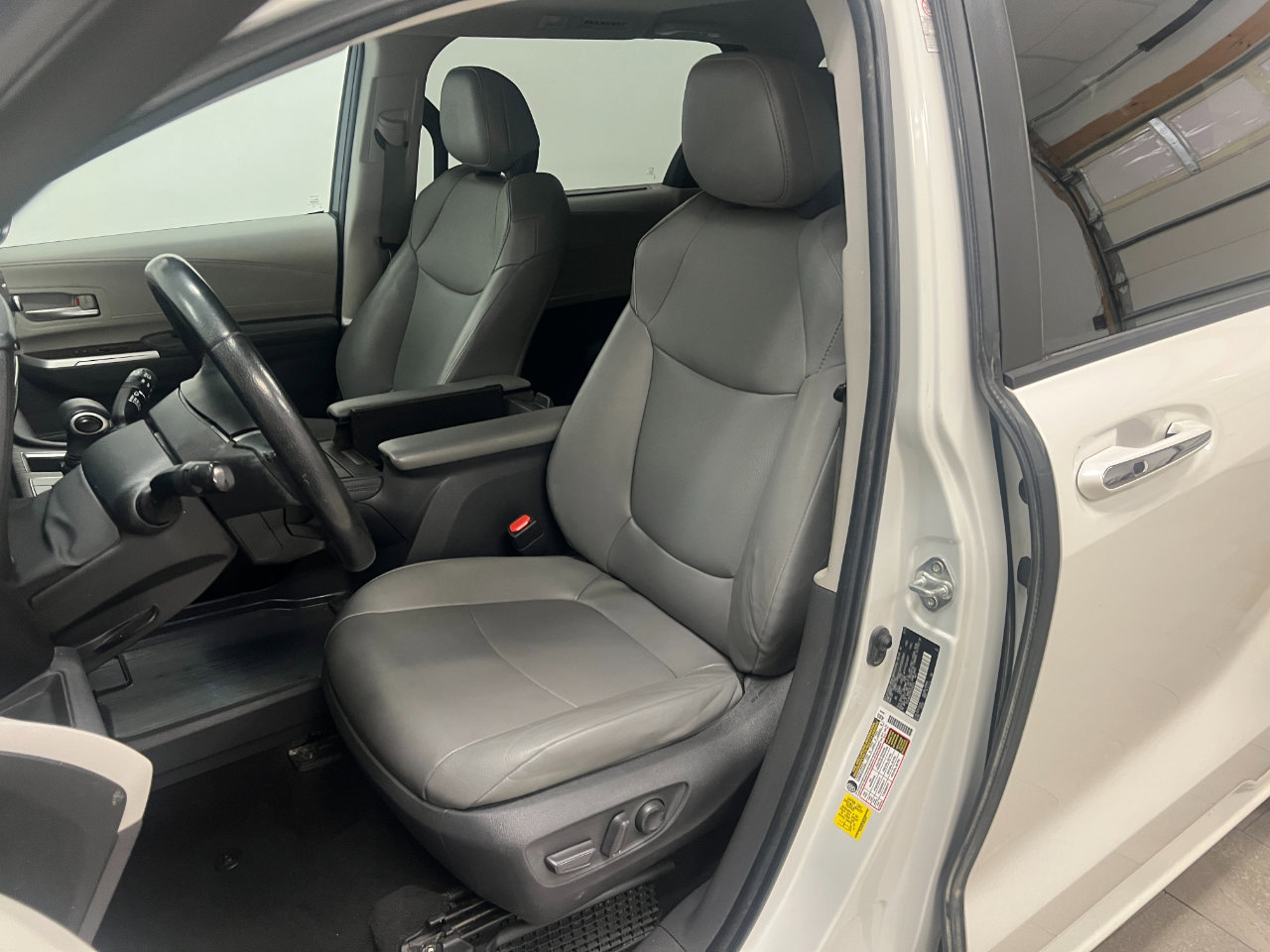 Used 2021 Toyota Sienna XLE w/ XLE Plus Package image 24