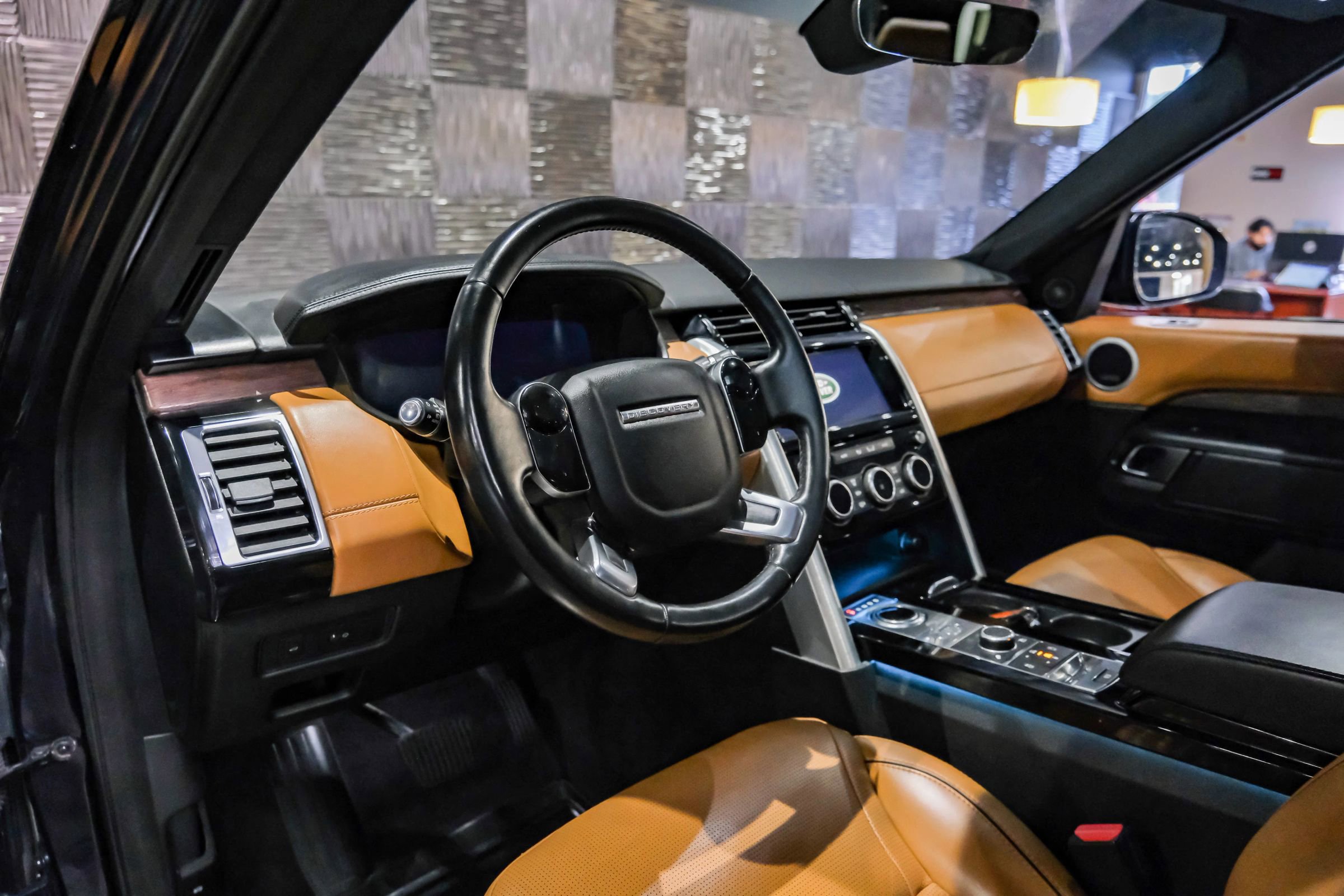 Used 2019 Land Rover Discovery HSE Luxury image 3