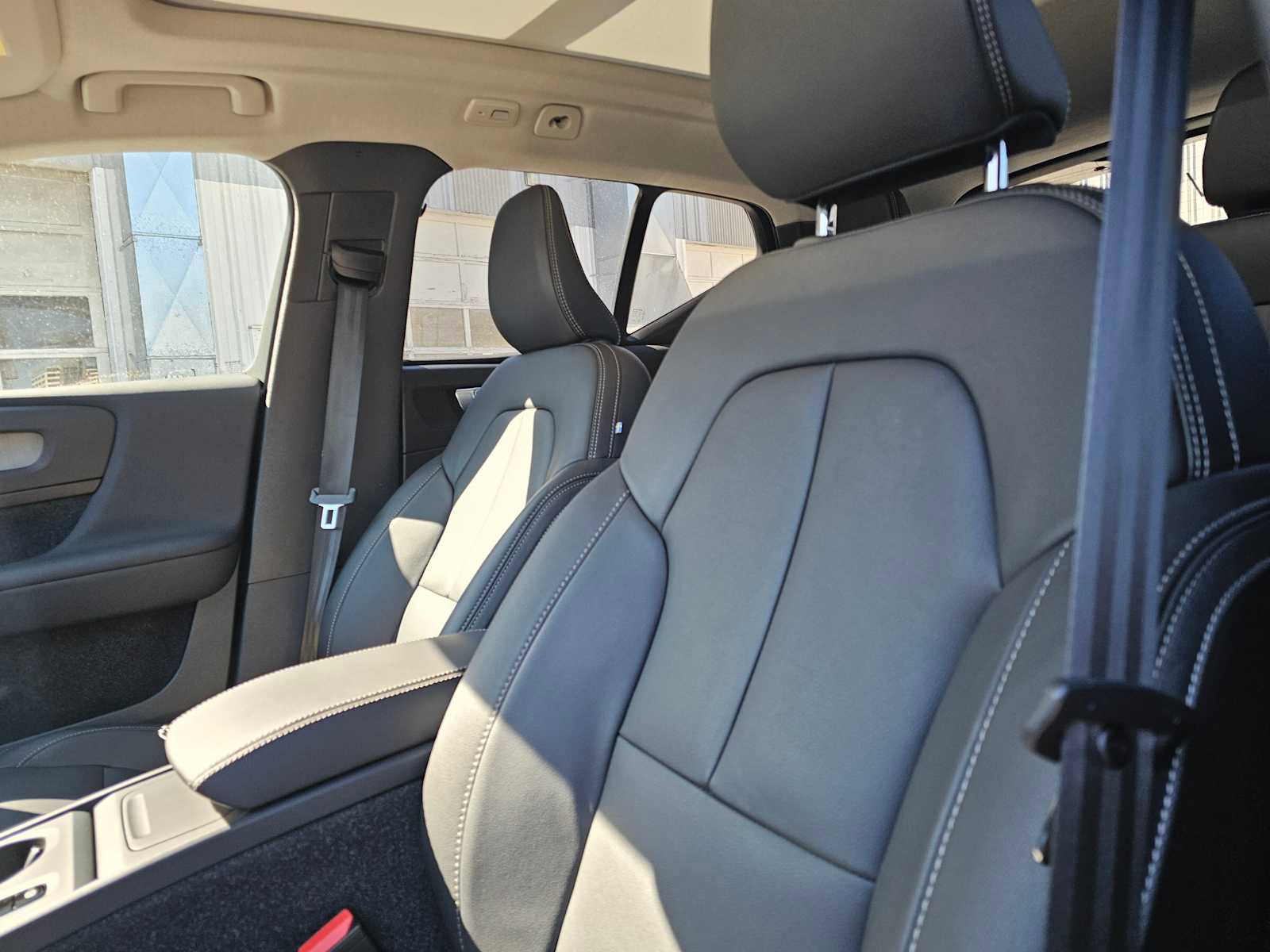 Used 2025 Volvo XC40 B5 Core w/ Climate Package AWD/4WD image 21