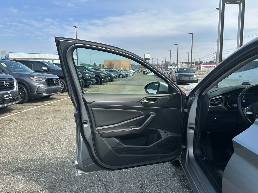 Used 2024 Volkswagen Jetta SE image 17