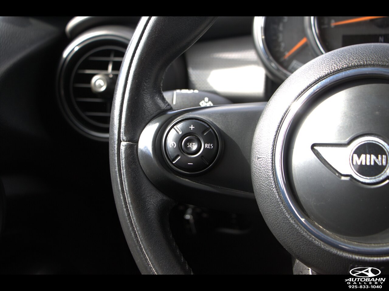 Used 2015 MINI Cooper 4-Door Hardtop w/ Premium Package FWD image 17