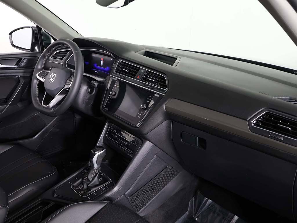 Used 2023 Volkswagen Tiguan SE w/ Panoramic Sunroof Package image 29