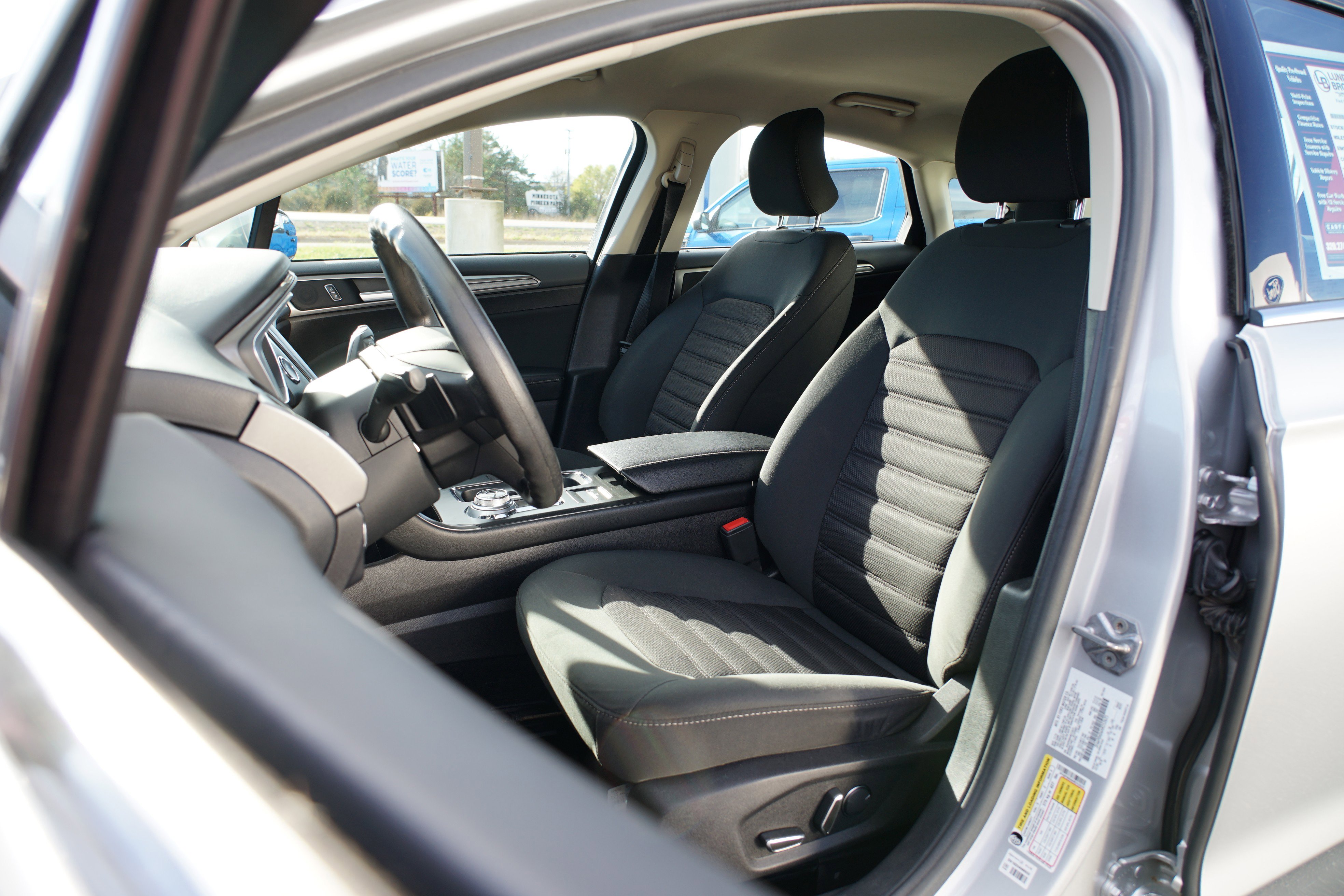 Used 2017 Ford Fusion SE w/ Fusion SE Technology Package image 14