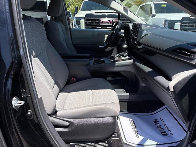Used 2024 Toyota Sienna LE FWD image 7