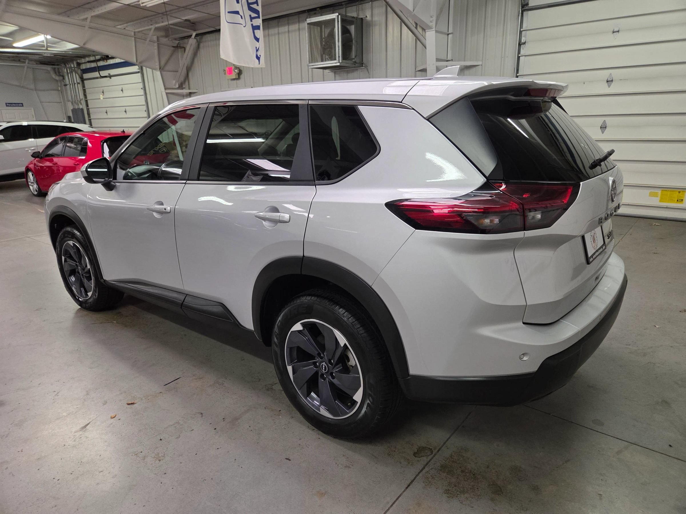 Used 2025 Nissan Rogue SV FWD image 4