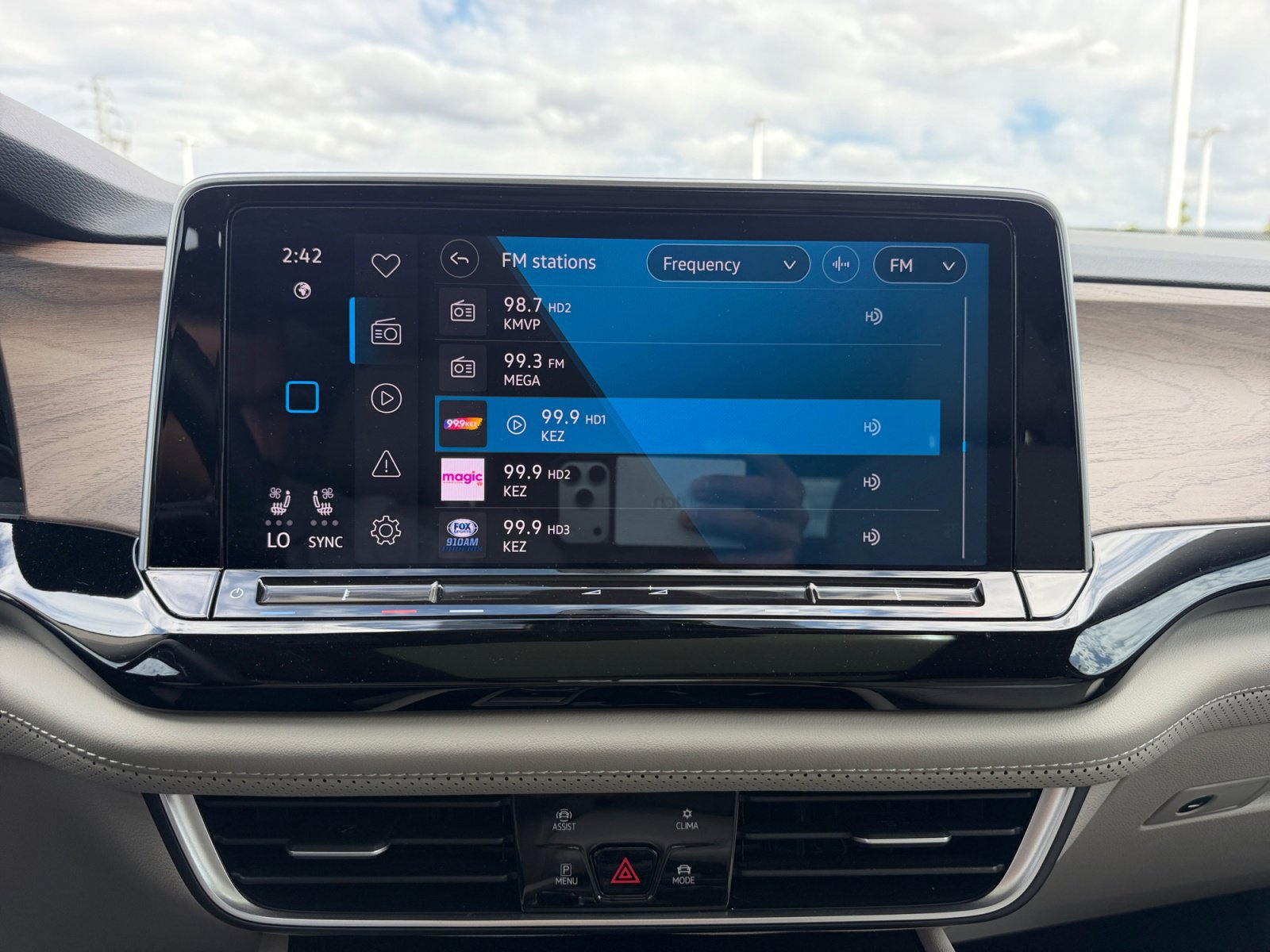 Used 2024 Volkswagen Atlas SE w/ Panoramic Sunroof Package AWD/4WD image 12