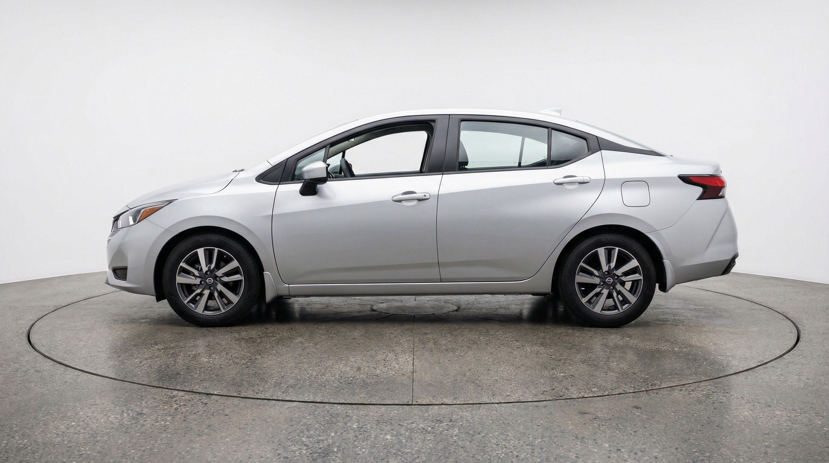 Used 2025 Nissan Versa SV image 5