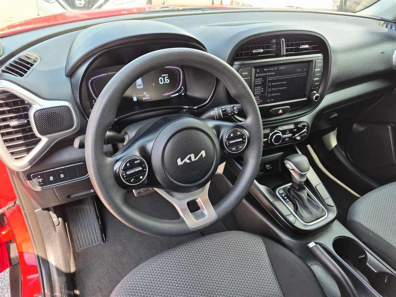 Used 2023 Kia Soul LX w/ LX Technology Package FWD image 16