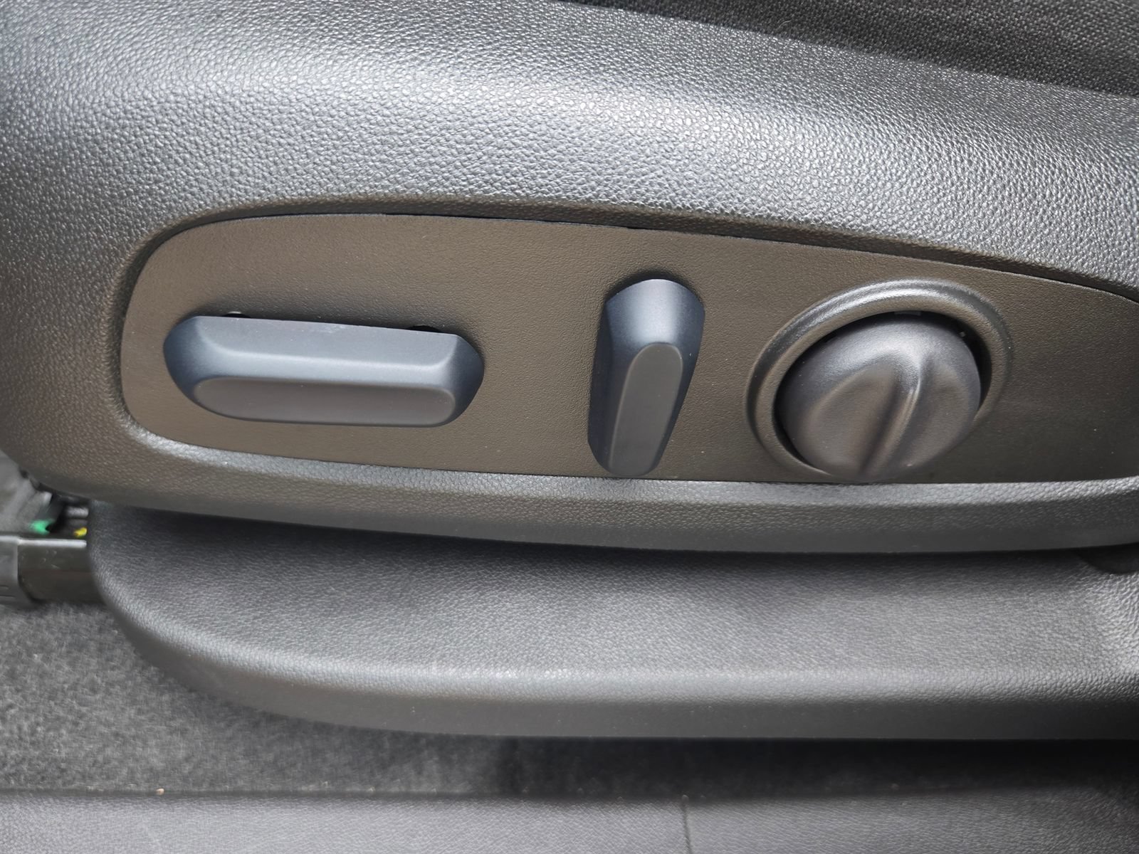Used 2024 Chevrolet Equinox LT w/ LPO, Floor Liner Package FWD image 23