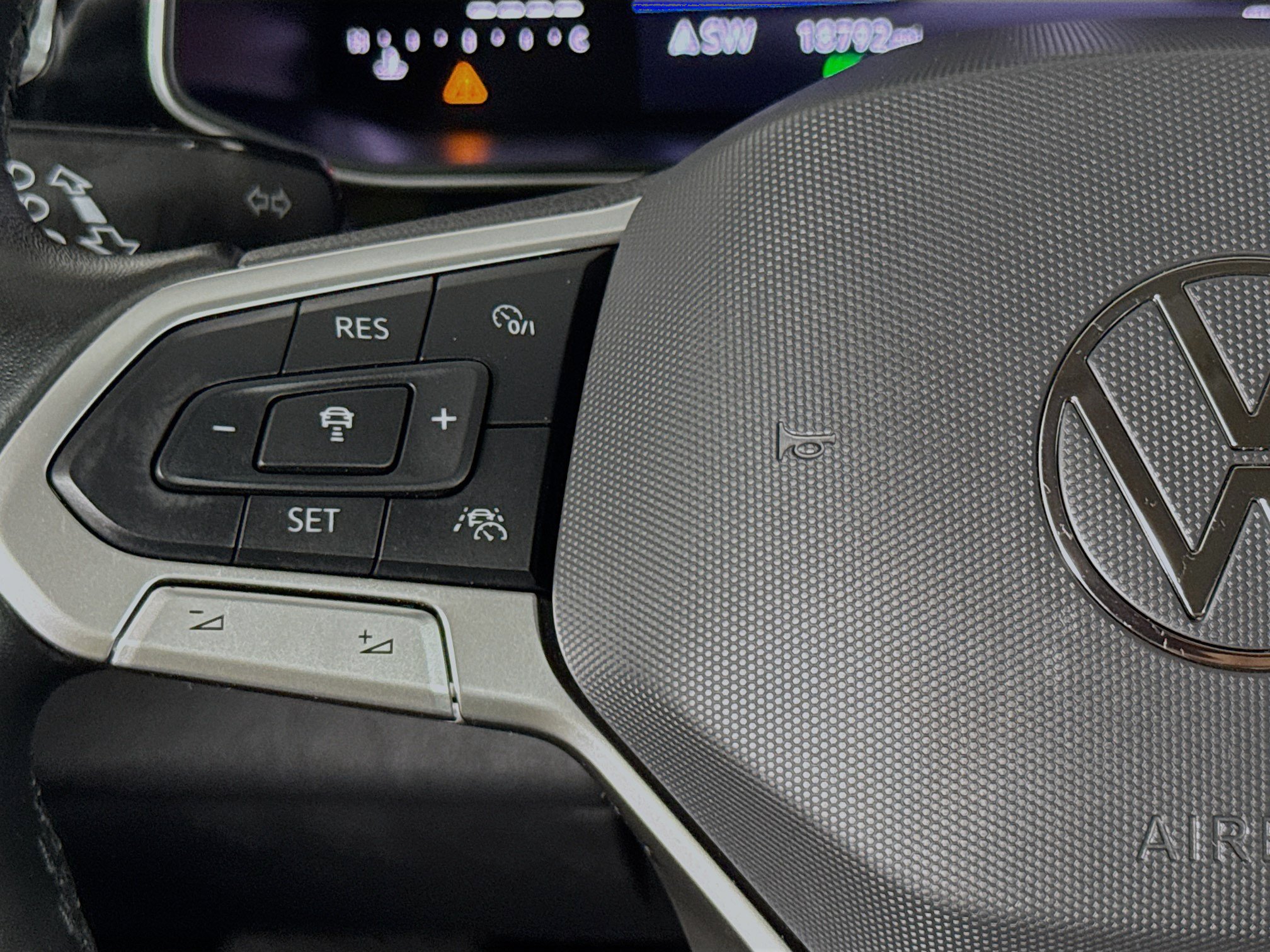 Used 2025 Volkswagen Jetta SE FWD image 13