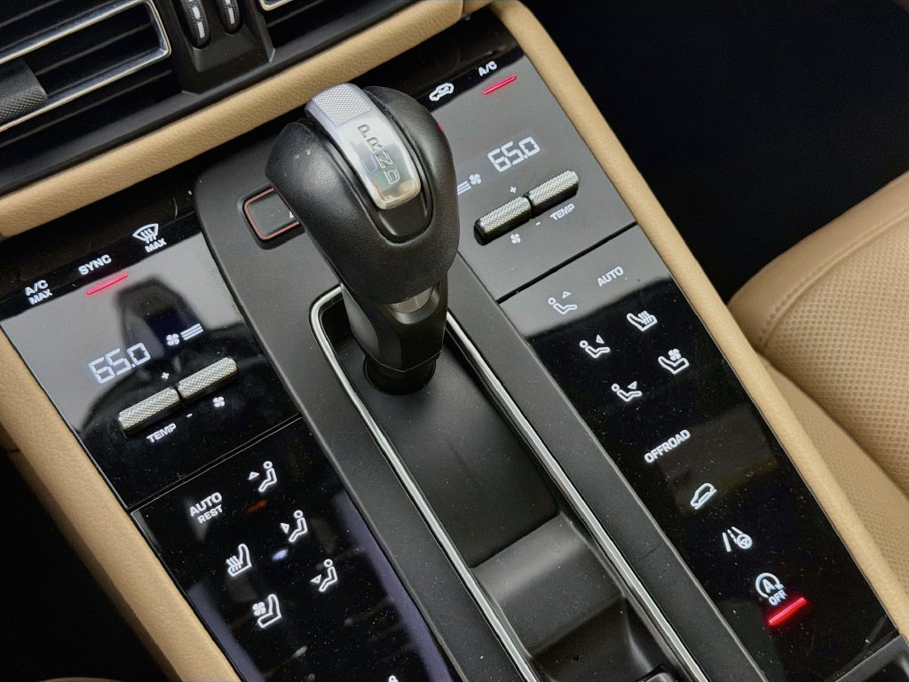 Certified 2023 Porsche Macan S AWD/4WD image 18