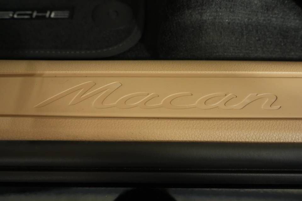 Certified 2026 Porsche Macan AWD/4WD image 32