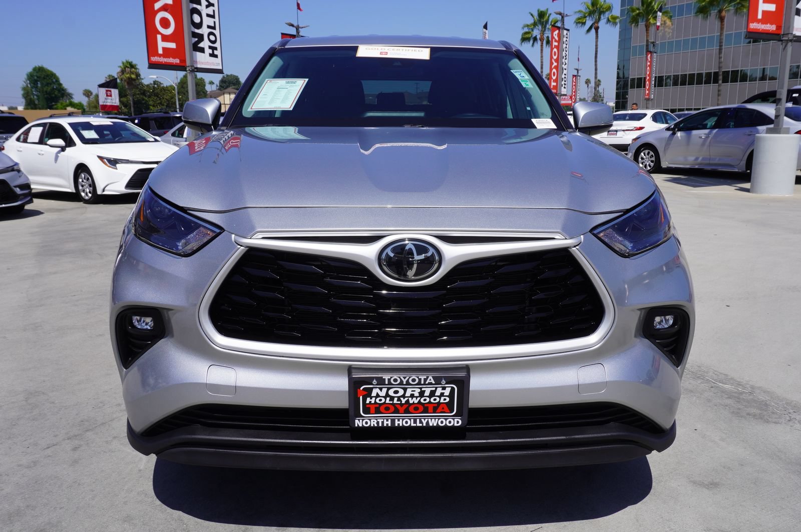 Used 2024 Toyota Highlander LE AWD/4WD image 3