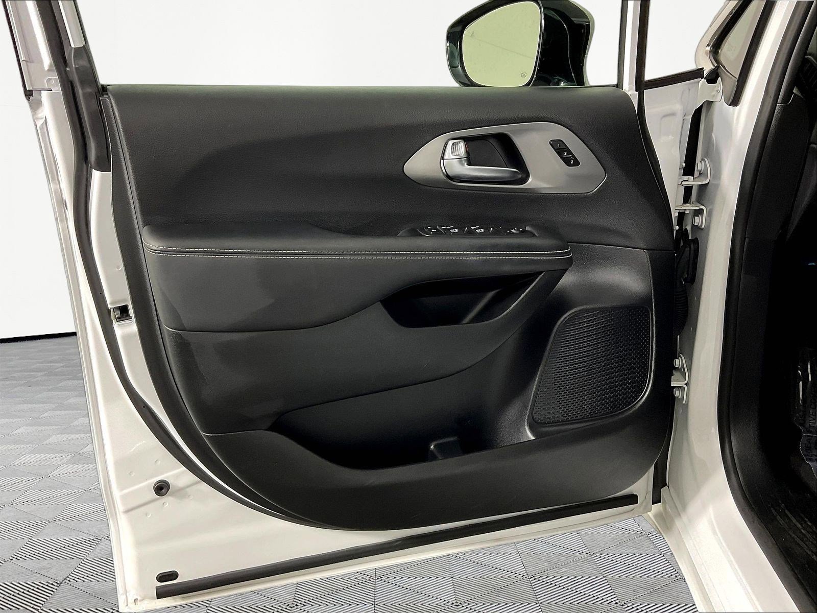 Used 2025 Chrysler Pacifica Select FWD image 19