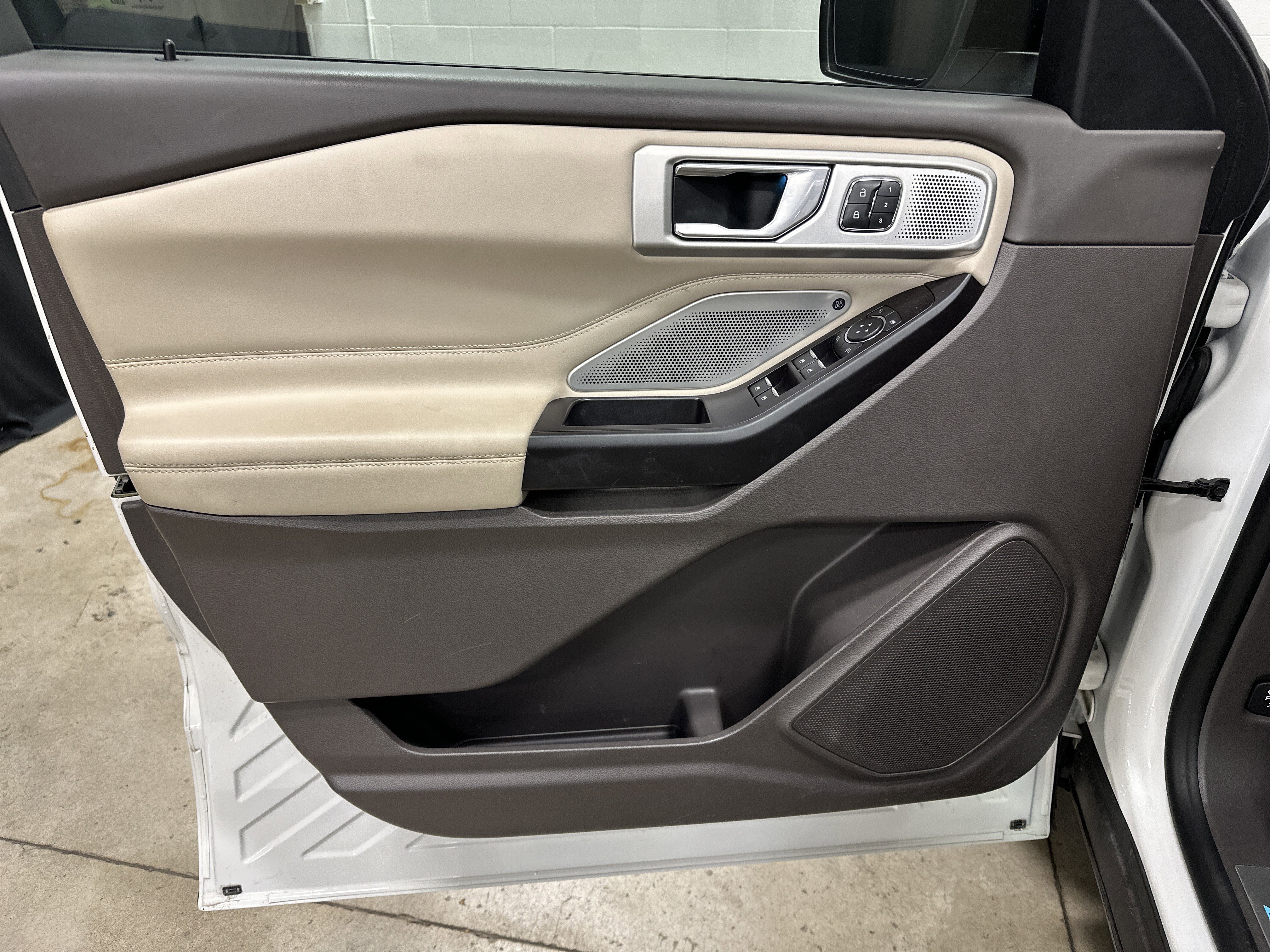 Used 2020 Ford Explorer Platinum w/ Premium Technology Package image 14