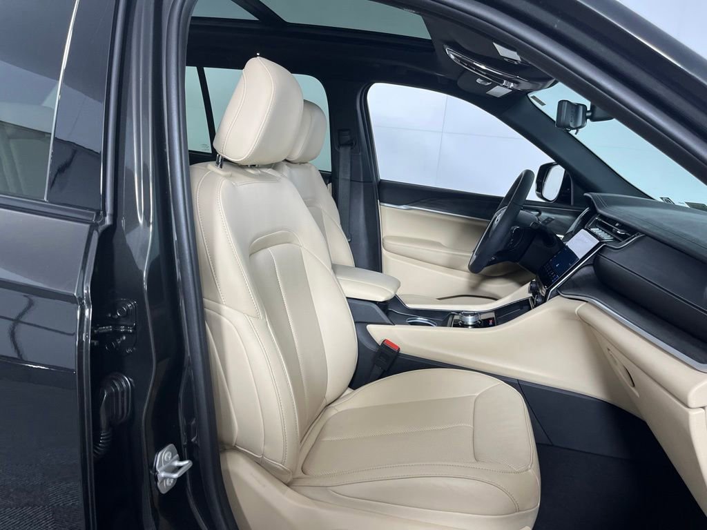 Used 2024 Jeep Grand Cherokee Limited w/ Luxury Tech Group II image 31