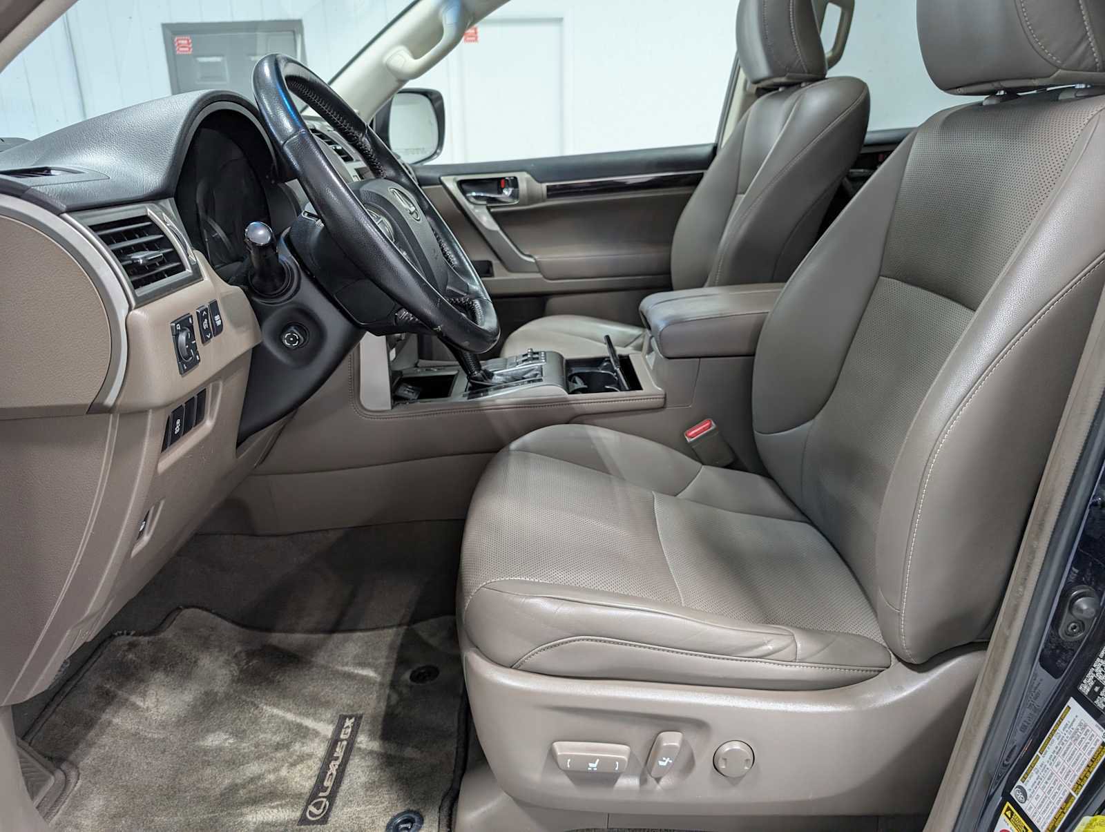 Used 2017 Lexus GX 460 image 3