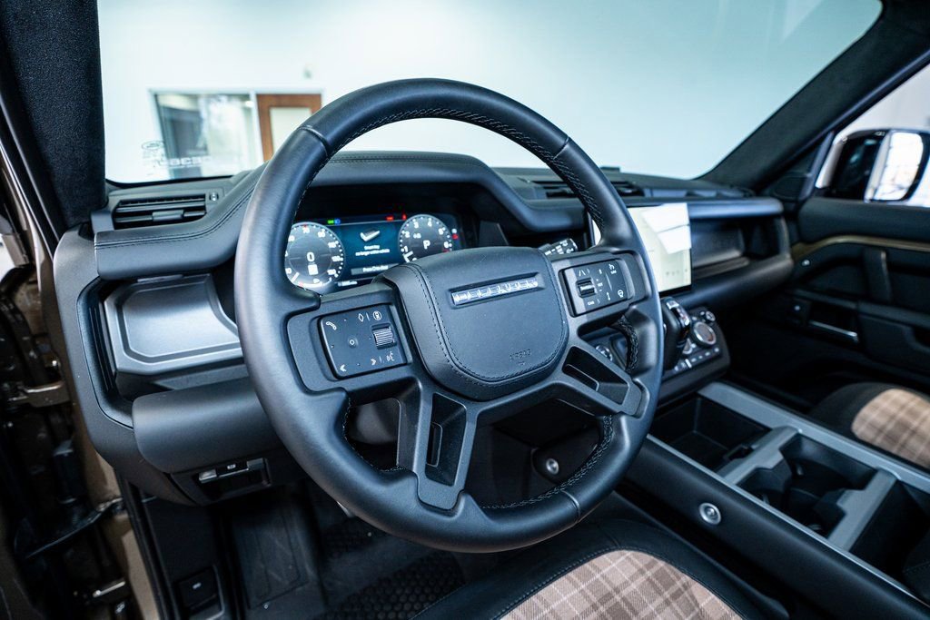 Used 2025 Land Rover Defender 110 X image 39