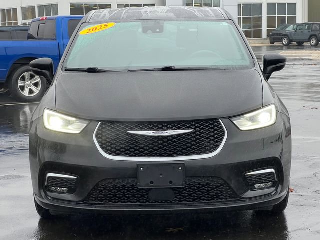 Used 2025 Chrysler Pacifica Select image 44