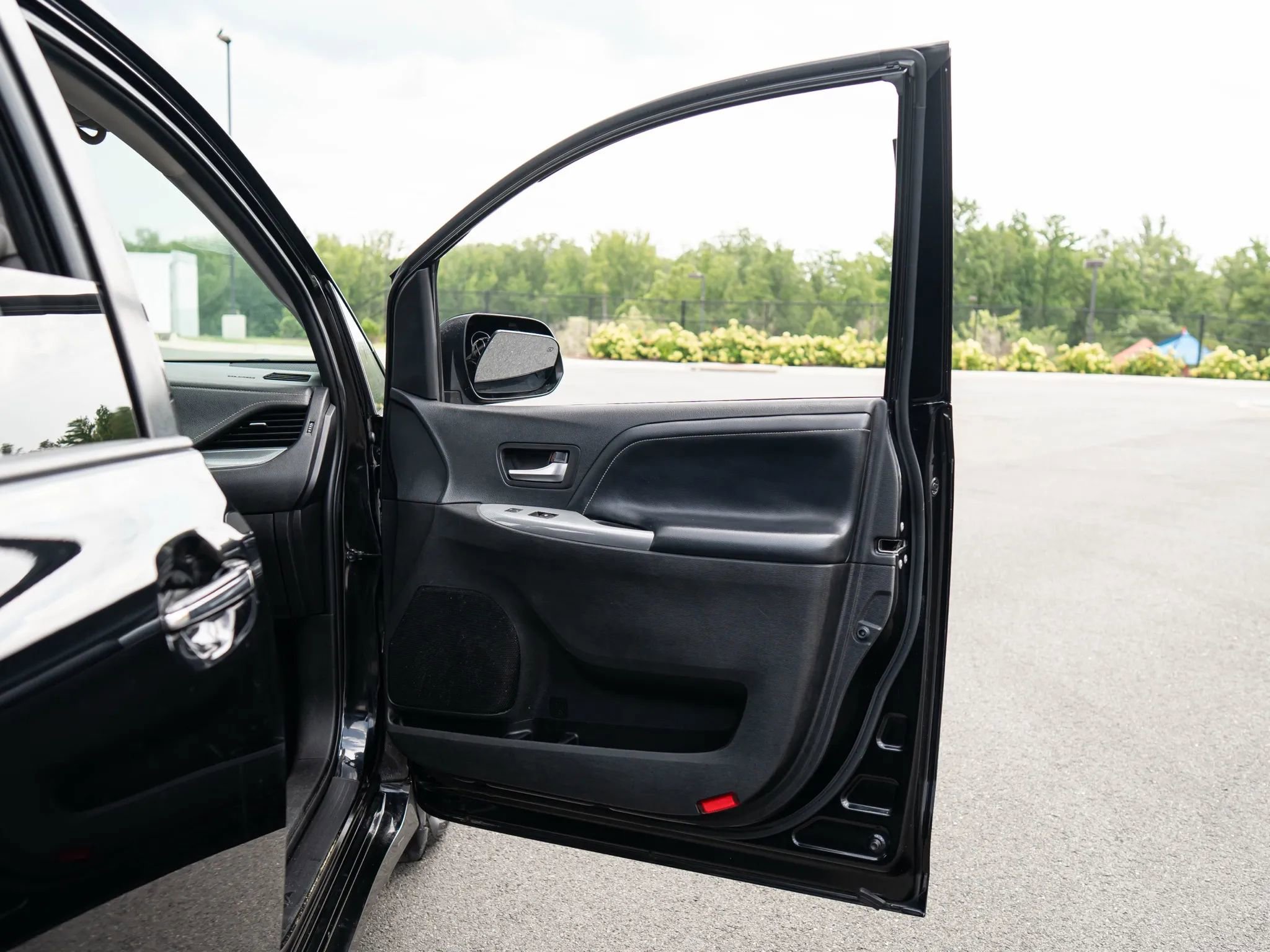 Used 2018 Toyota Sienna SE image 45