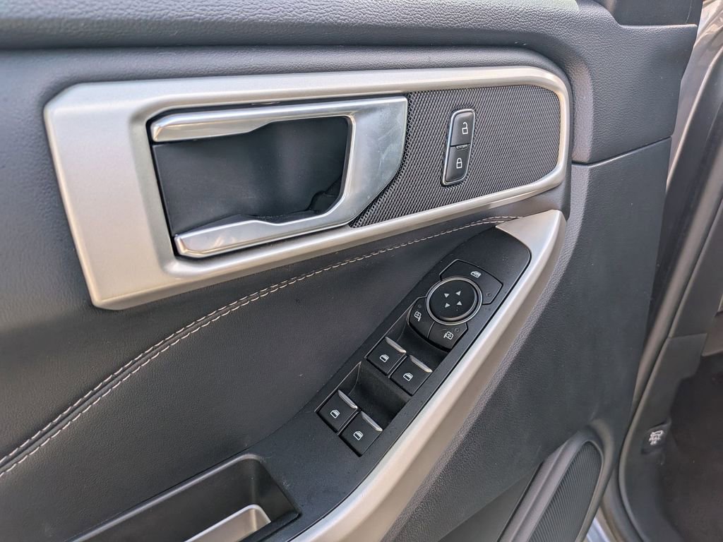 Used 2022 Ford Explorer XLT image 14